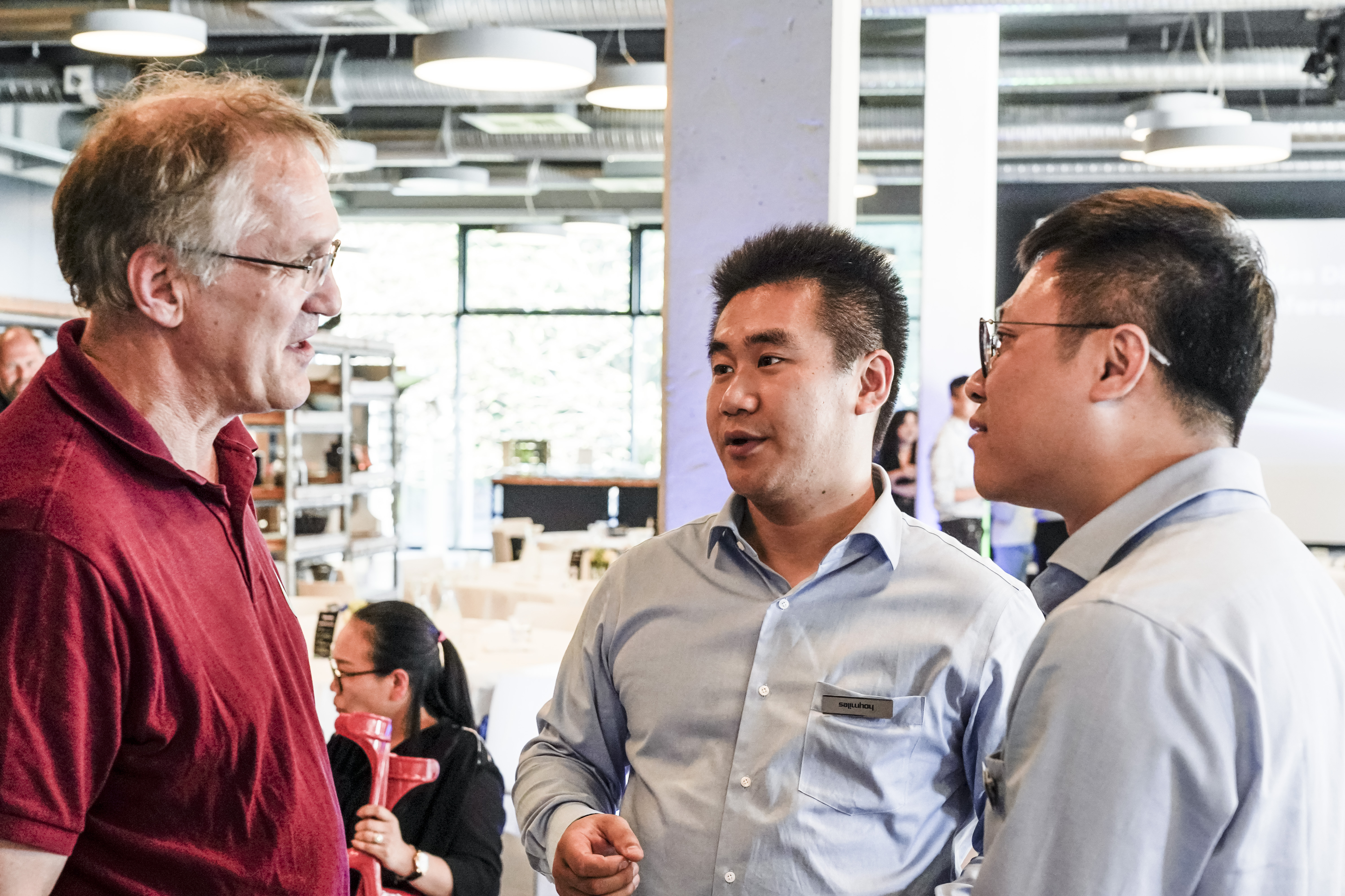 Paul Wieland im Gespräch mit Hoymiles Gründer und CEO Yang Bo (rechts) und Europa-Senior-Salesmanager Sam Tan (Mitte)